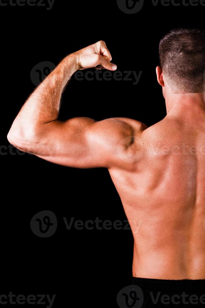 Bizeps des muskulösen Bodybuilders foto