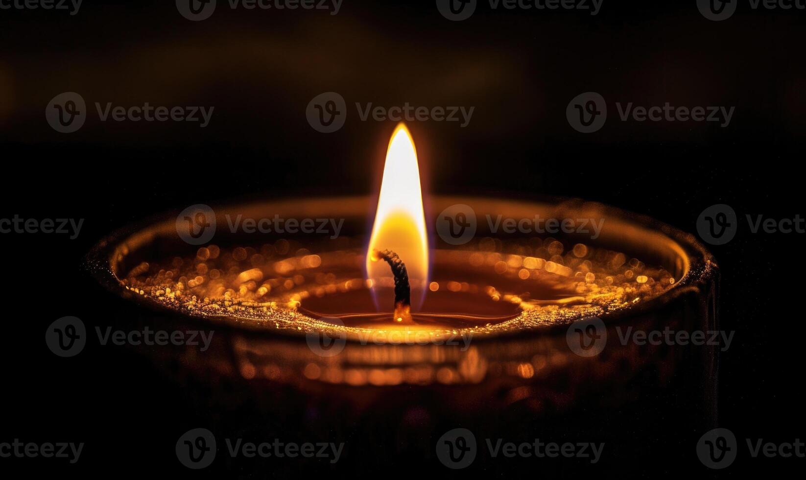 Nahansicht von ein Kerzendocht glühend hell inmitten das Dunkelheit foto