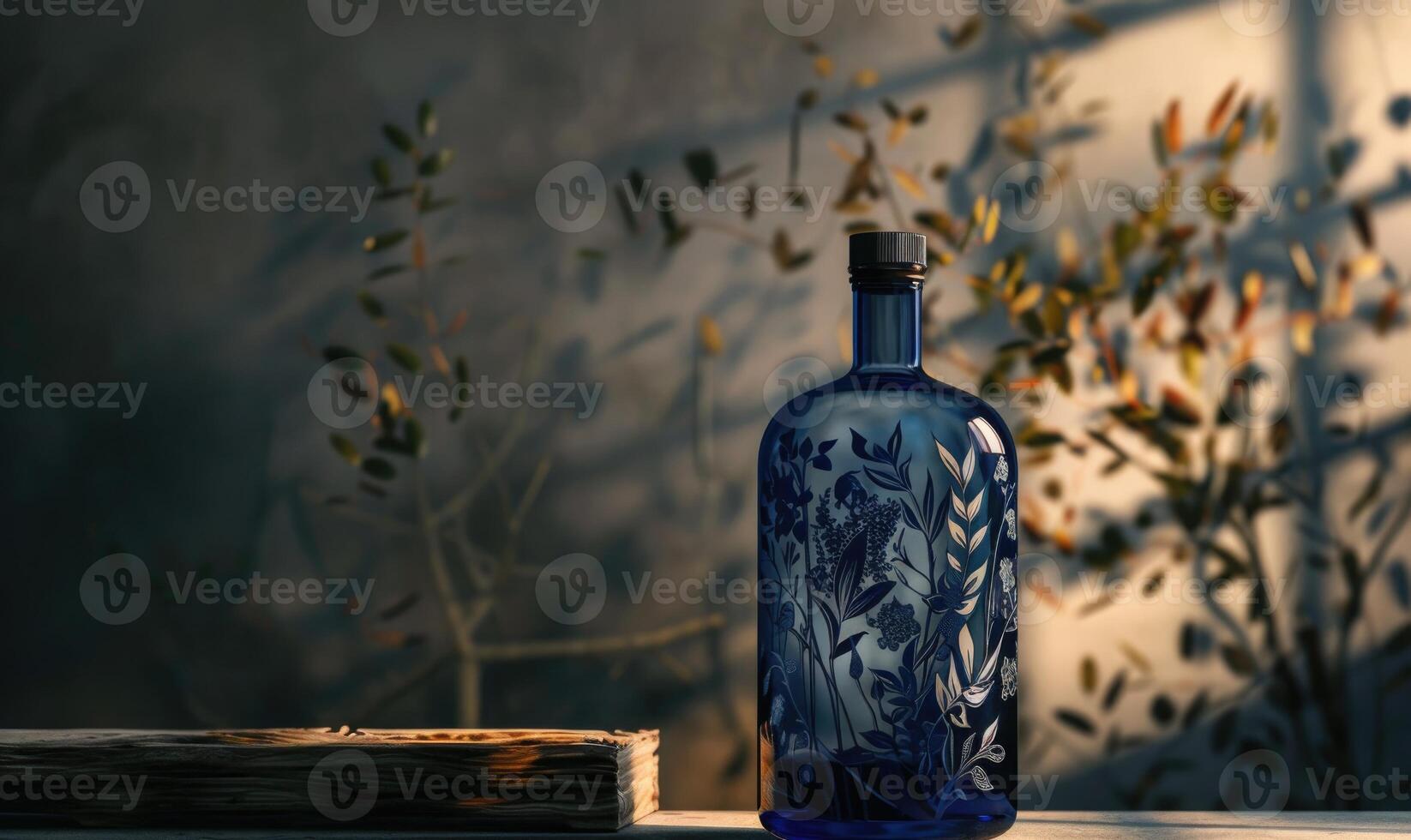 Kobalt Blau Glas Flasche mit botanisch Abbildungen auf Hintergrund mit texturiert Schatten foto