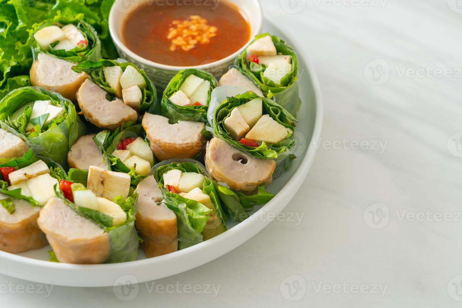 vietnamesische Frikadellen-Wrap oder vietnamesische Salatrolle oder Namnueng oder Nem Nuong foto