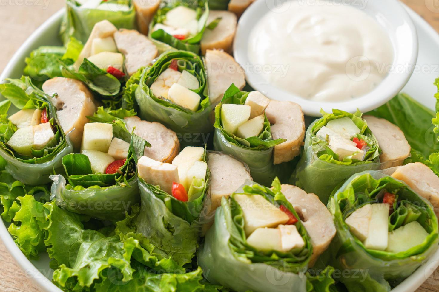 Gemüsewickel oder Salatbrötchen mit cremiger Salatsauce foto