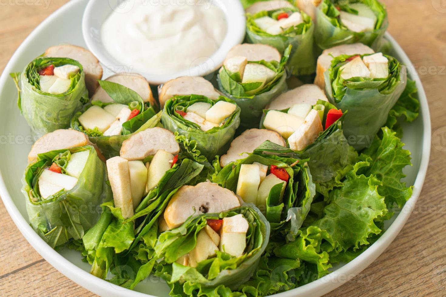 Gemüsewickel oder Salatbrötchen mit cremiger Salatsauce foto