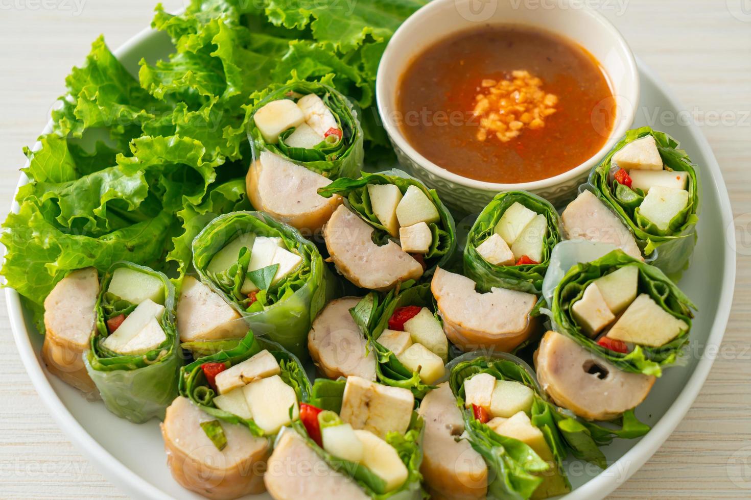 vietnamesische Frikadellen-Wrap oder vietnamesische Salatrolle oder Namnueng oder Nem Nuong foto