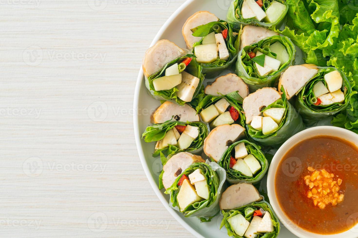 vietnamesische Frikadellen-Wrap oder vietnamesische Salatrolle oder Namnueng oder Nem Nuong foto