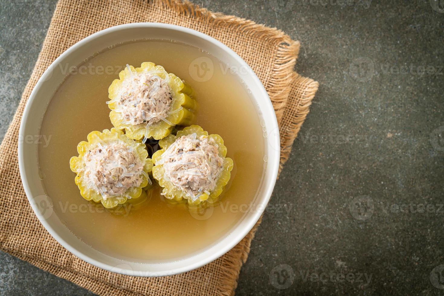 gefüllter bitterer Kürbis mit gewürzter Schweinehacksuppe foto