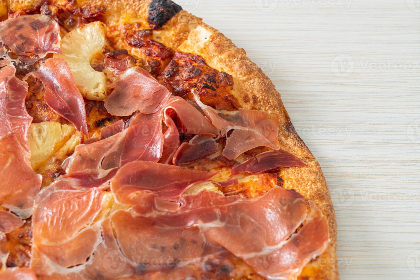 Pizza mit Prosciutto oder Parmaschinken Pizza foto