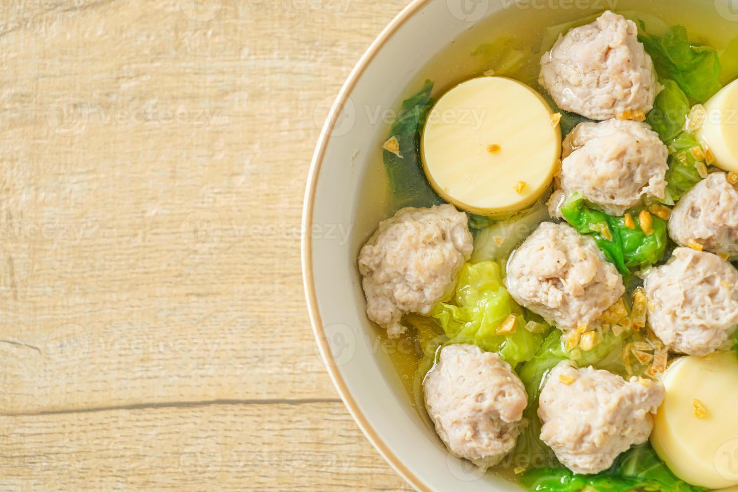 klare Suppe mit Tofu und Hackfleisch foto