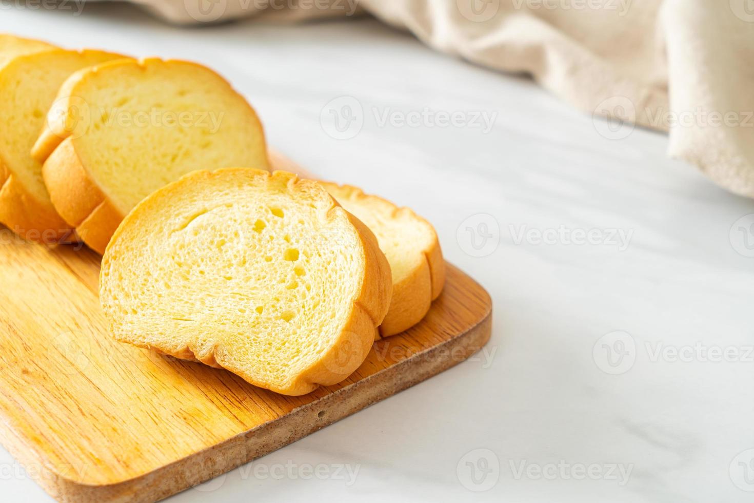 Kartoffelbrot auf Holzbrett geschnitten foto