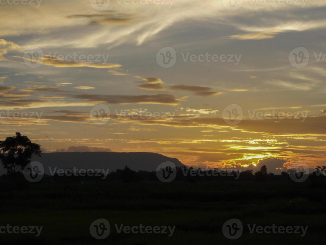 spektakulär Sonnenuntergang über, Orange Sonne steigend oben Über das Horizont foto