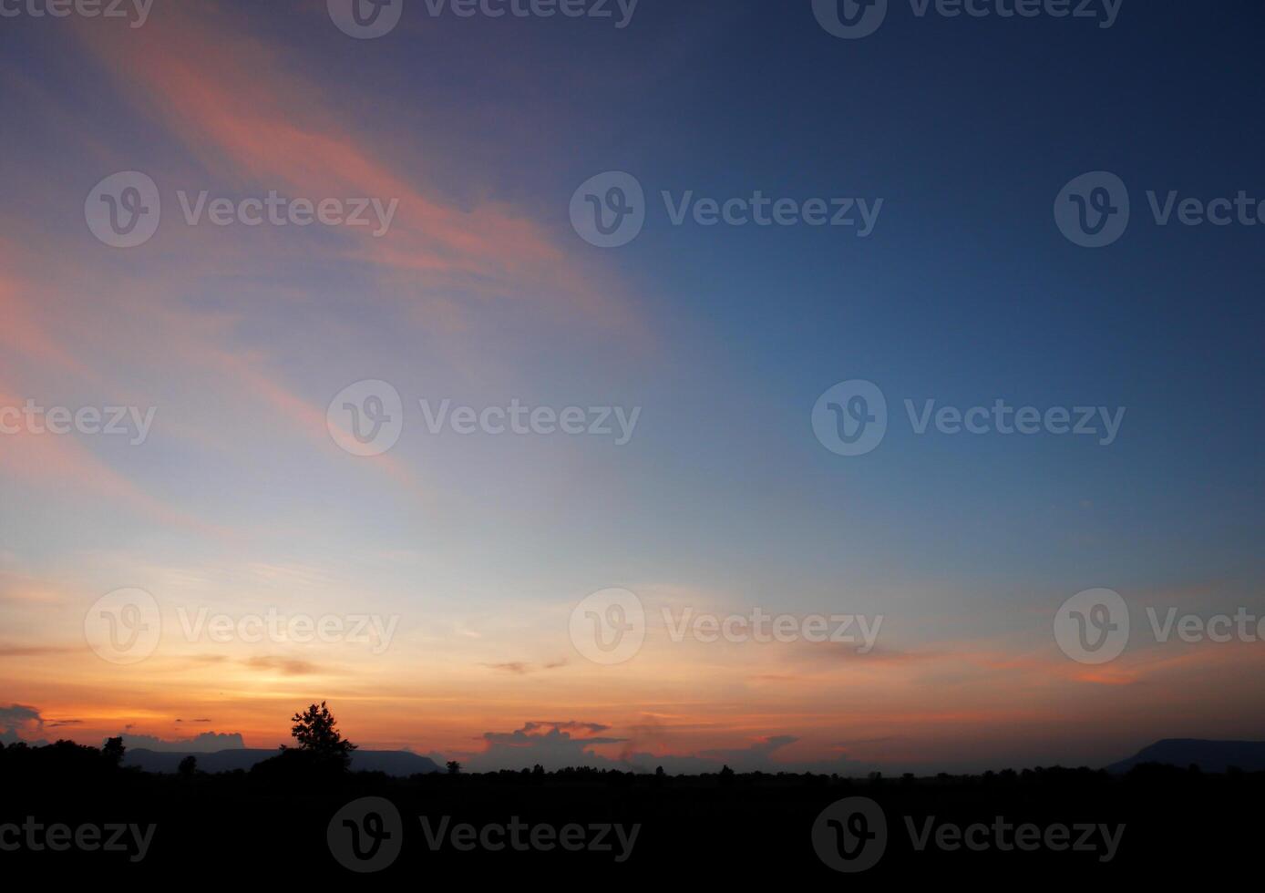 spektakulär Sonnenuntergang über, Orange Sonne steigend oben Über das Horizont foto