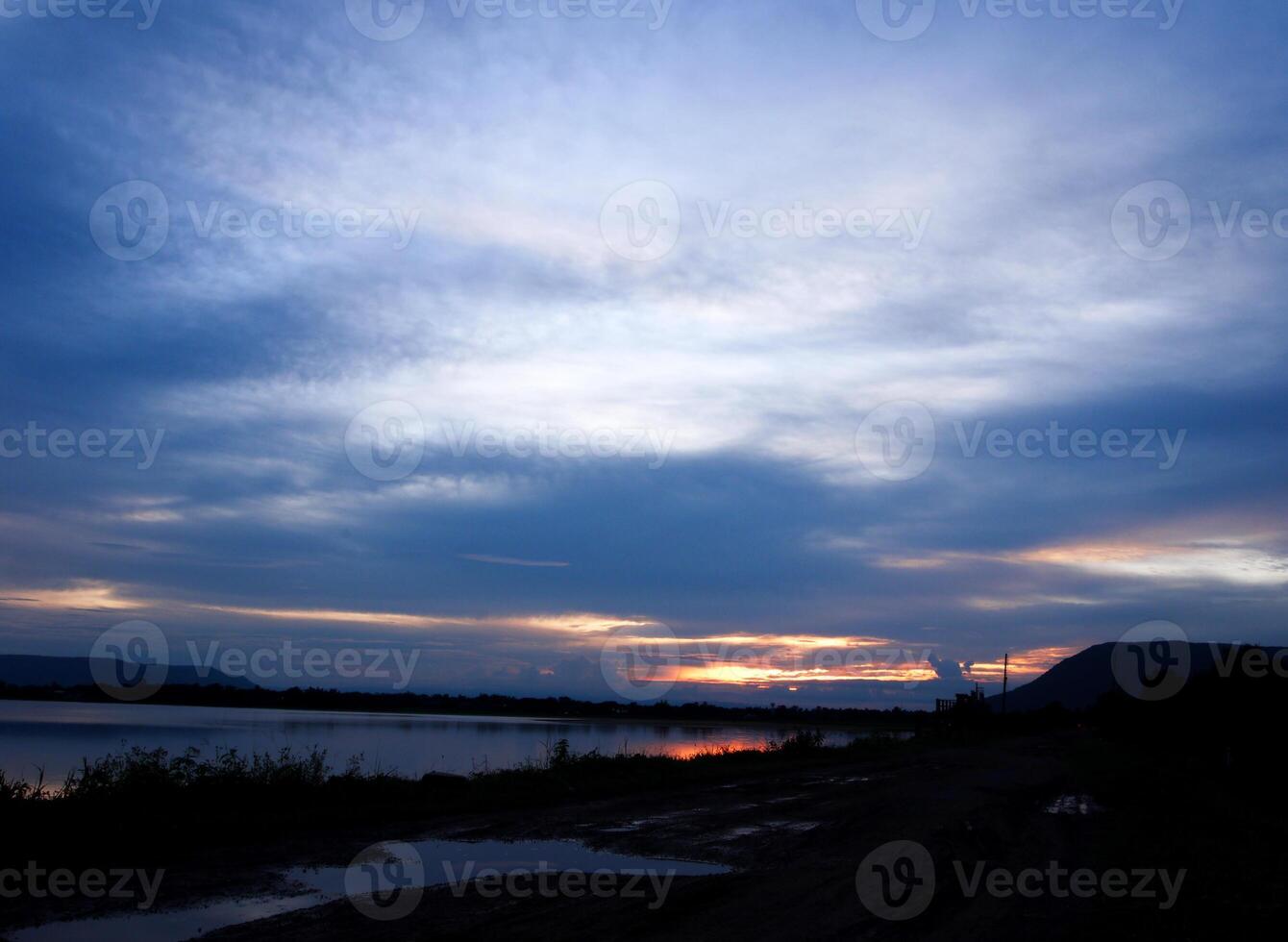 spektakulär Sonnenuntergang über, Orange Sonne steigend oben Über das Horizont foto