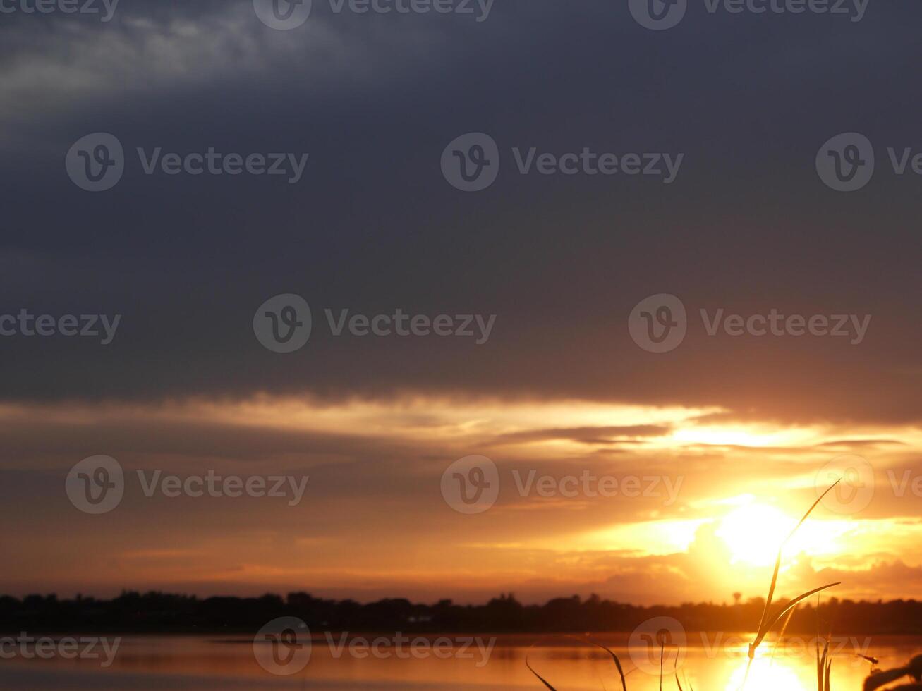 Orange beim Sonnenuntergang, schön mit Wolken foto