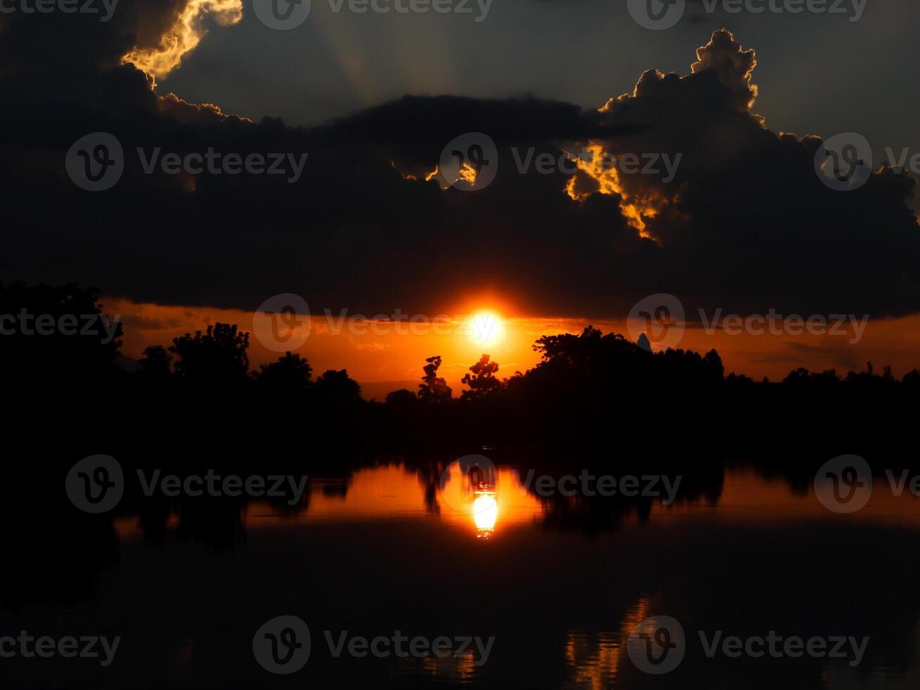 spektakulär Sonnenuntergang über, Orange Sonne steigend oben Über das Horizont foto