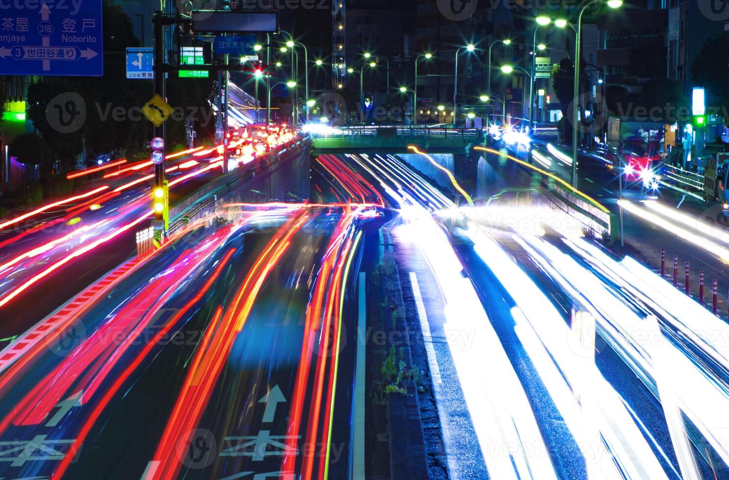 ein Nacht der Verkehr Marmelade beim das städtisch Straße im Tokyo lange Schuss foto