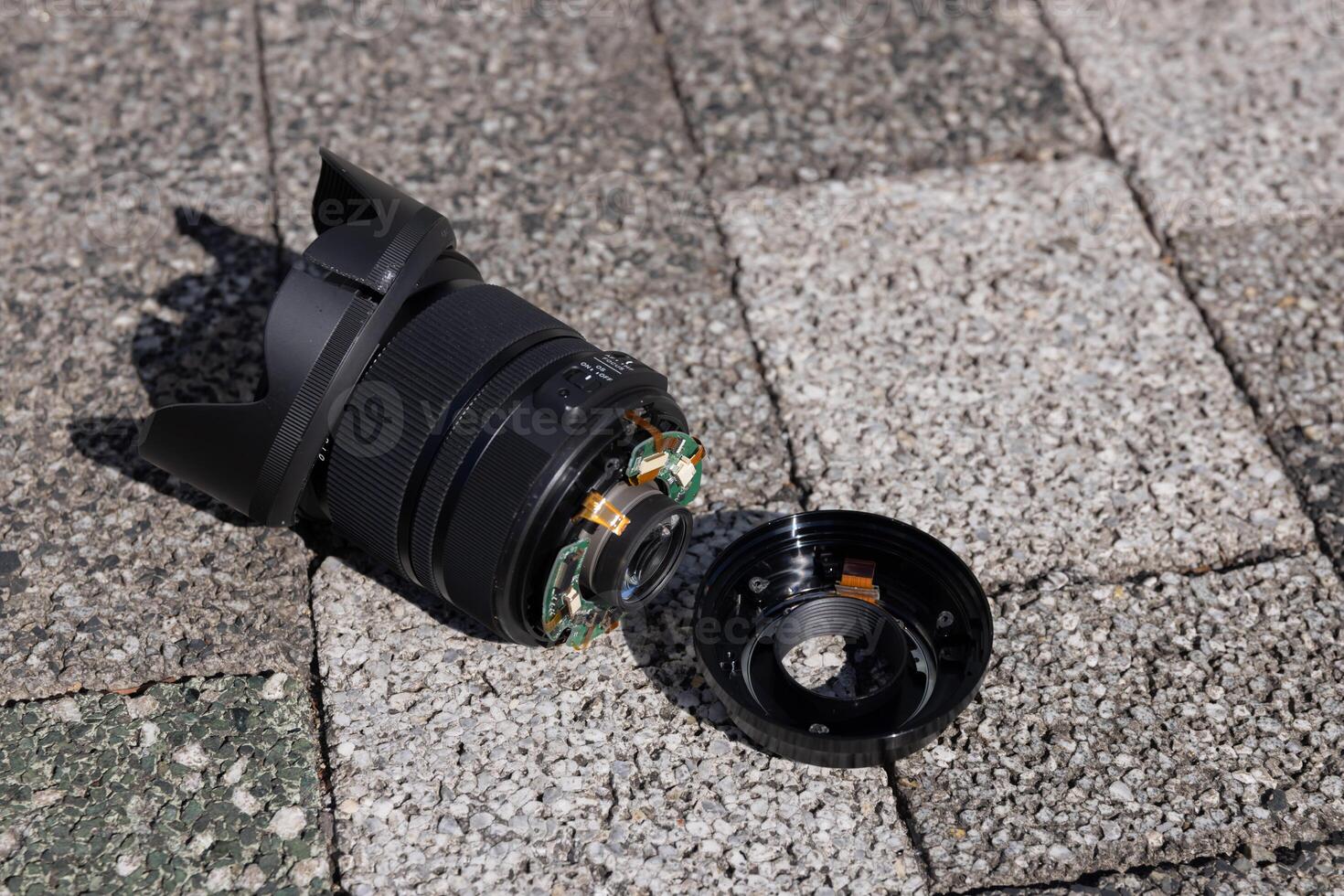 ein gebrochen Linse auf das Straße sonnig Tag Handheld foto