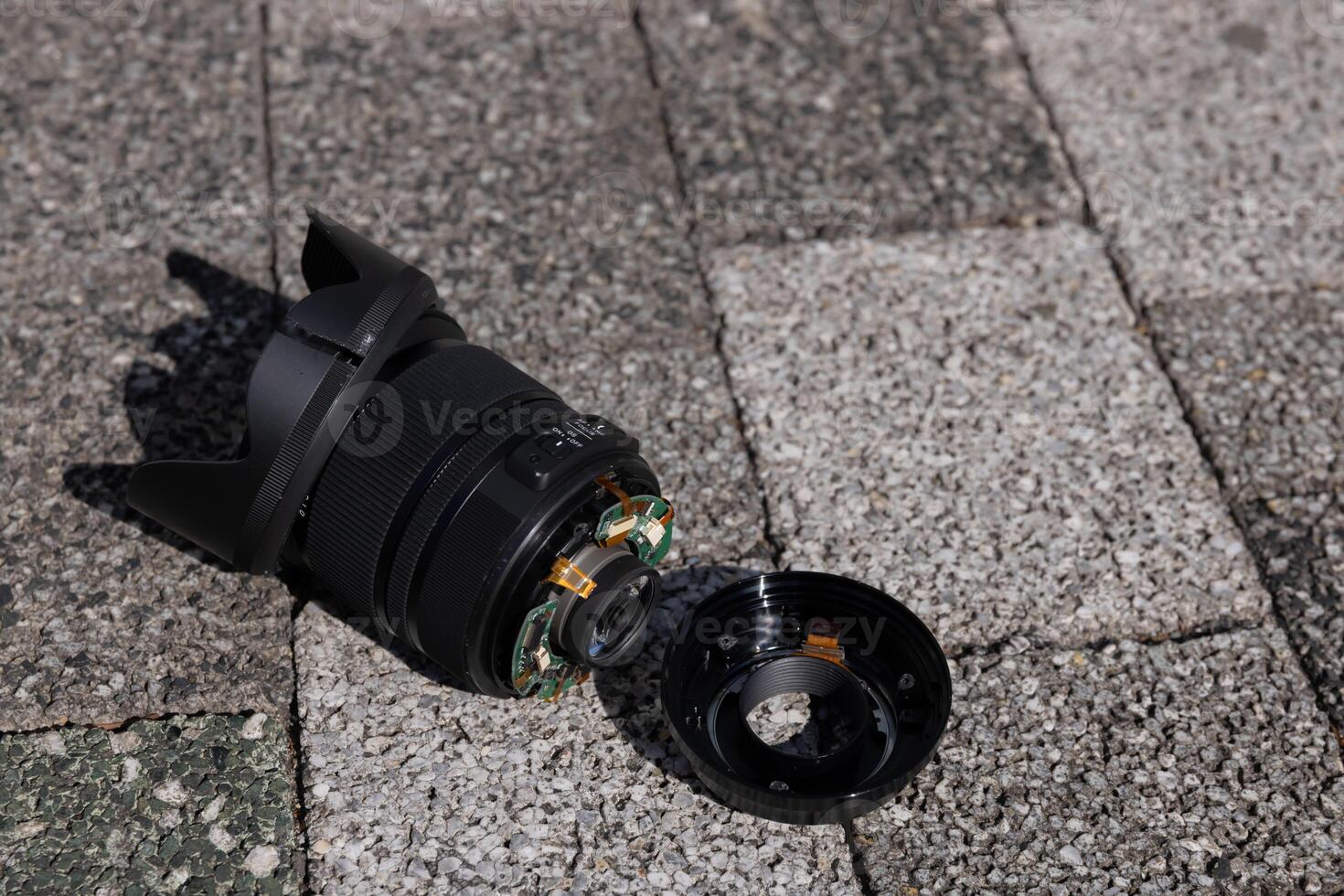 ein gebrochen Linse auf das Straße sonnig Tag Handheld foto