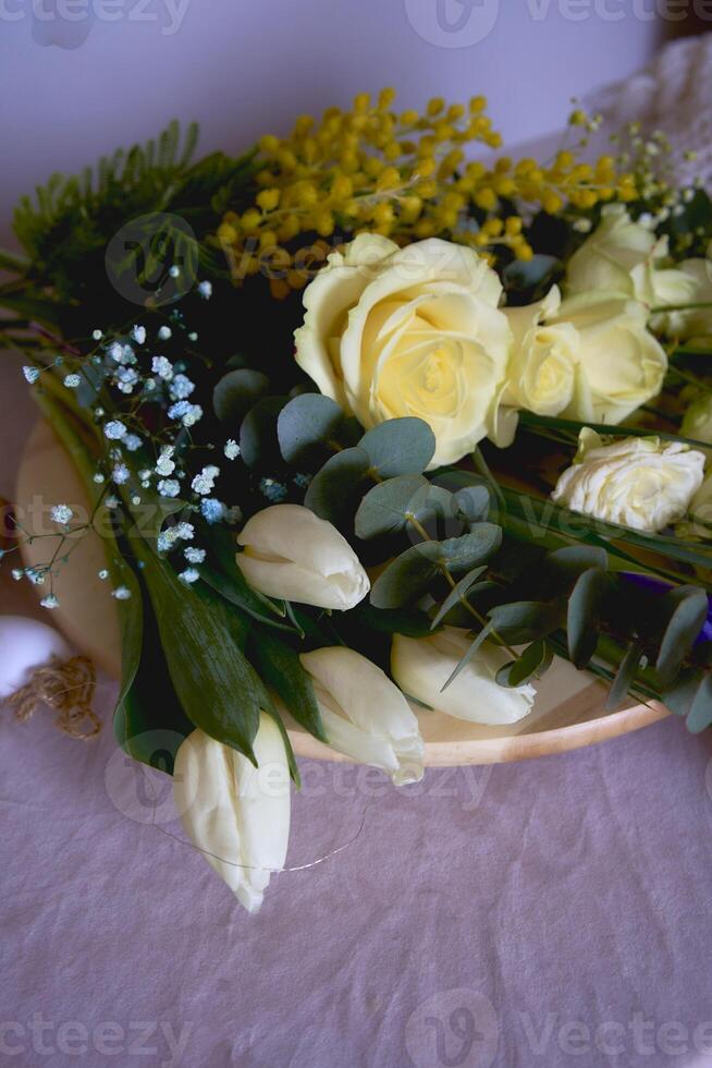 das Blumen Lüge auf das Blumengeschäft hölzern Stand auf das Tabelle bis um Sie sind gemacht in ein Blume Anordnung foto