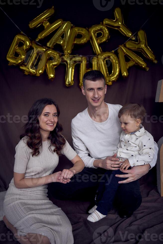 ein Familie feiert Kleinkinder Geburtstag foto
