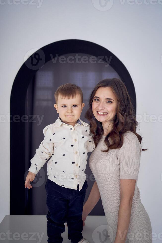 Mutter und ihr 2 Jahre alt Sohn Pose zum das Kamera foto