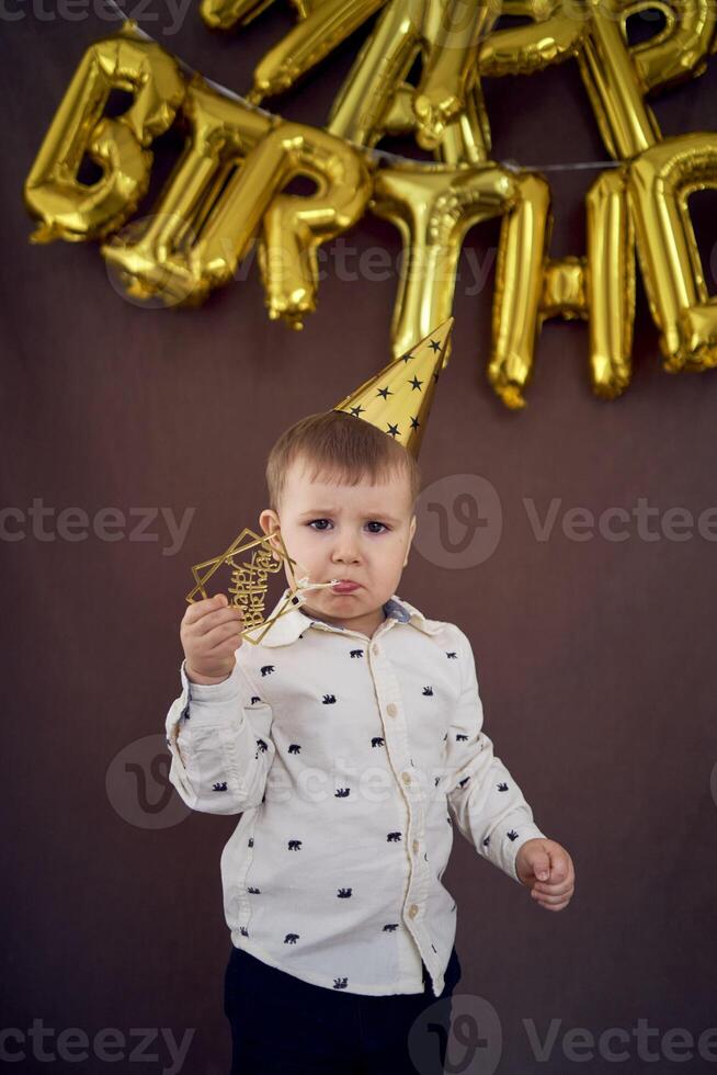 das wenig Geburtstag Junge isst seine Kuchen foto