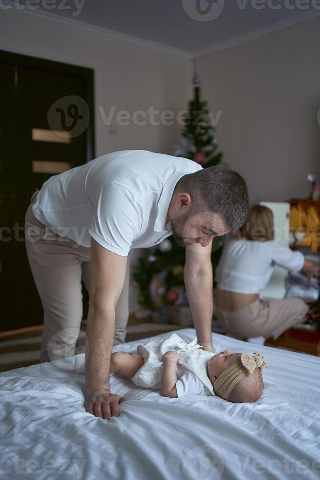 Vater Theaterstücke mit seine Tochter foto