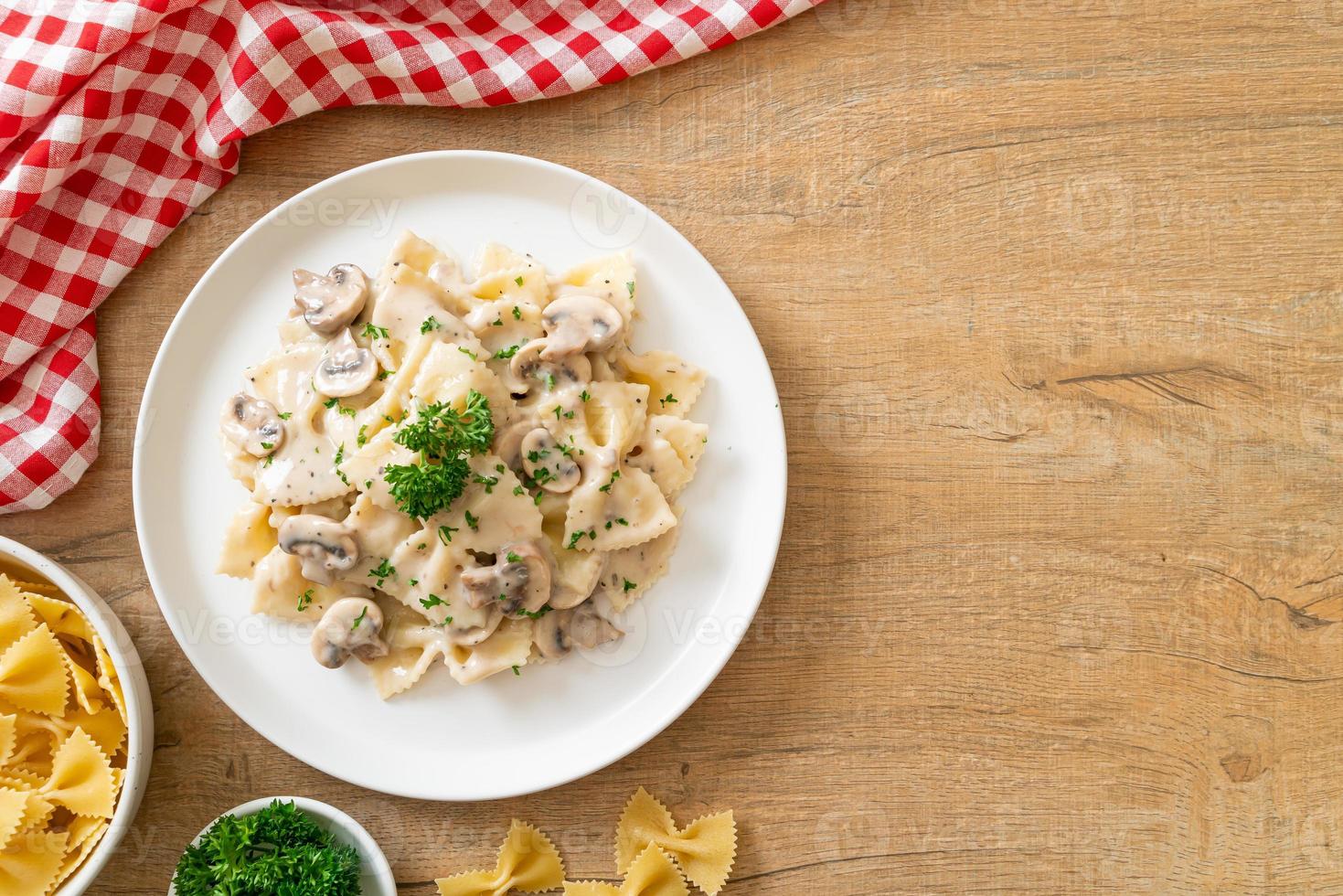 Farfalle Pasta mit Champignon weißer Sahnesauce foto