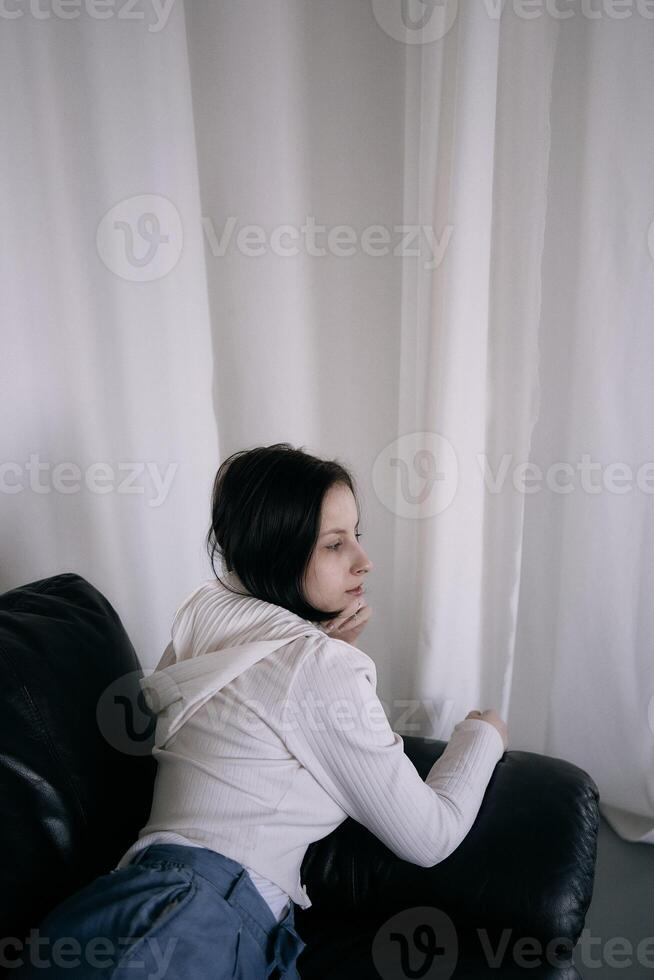 jung Teenager Mädchen Kampf Gehirn Krebs beim Foto schießen im Studio, Metall Wand, Betrachtung, schwarz Sofa