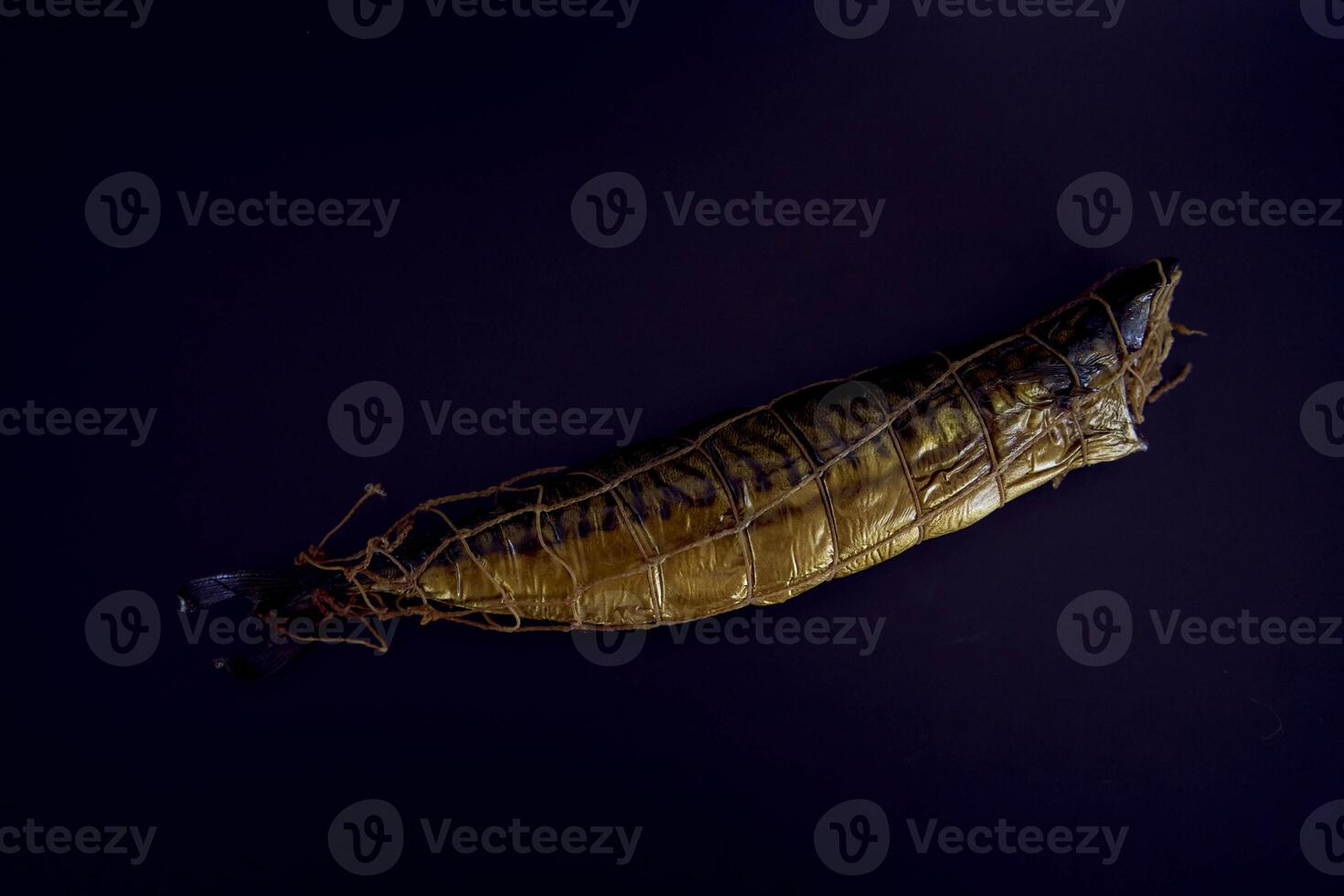 appetitlich heiß geräuchert golden Makrele auf ein schwarz Hintergrund foto
