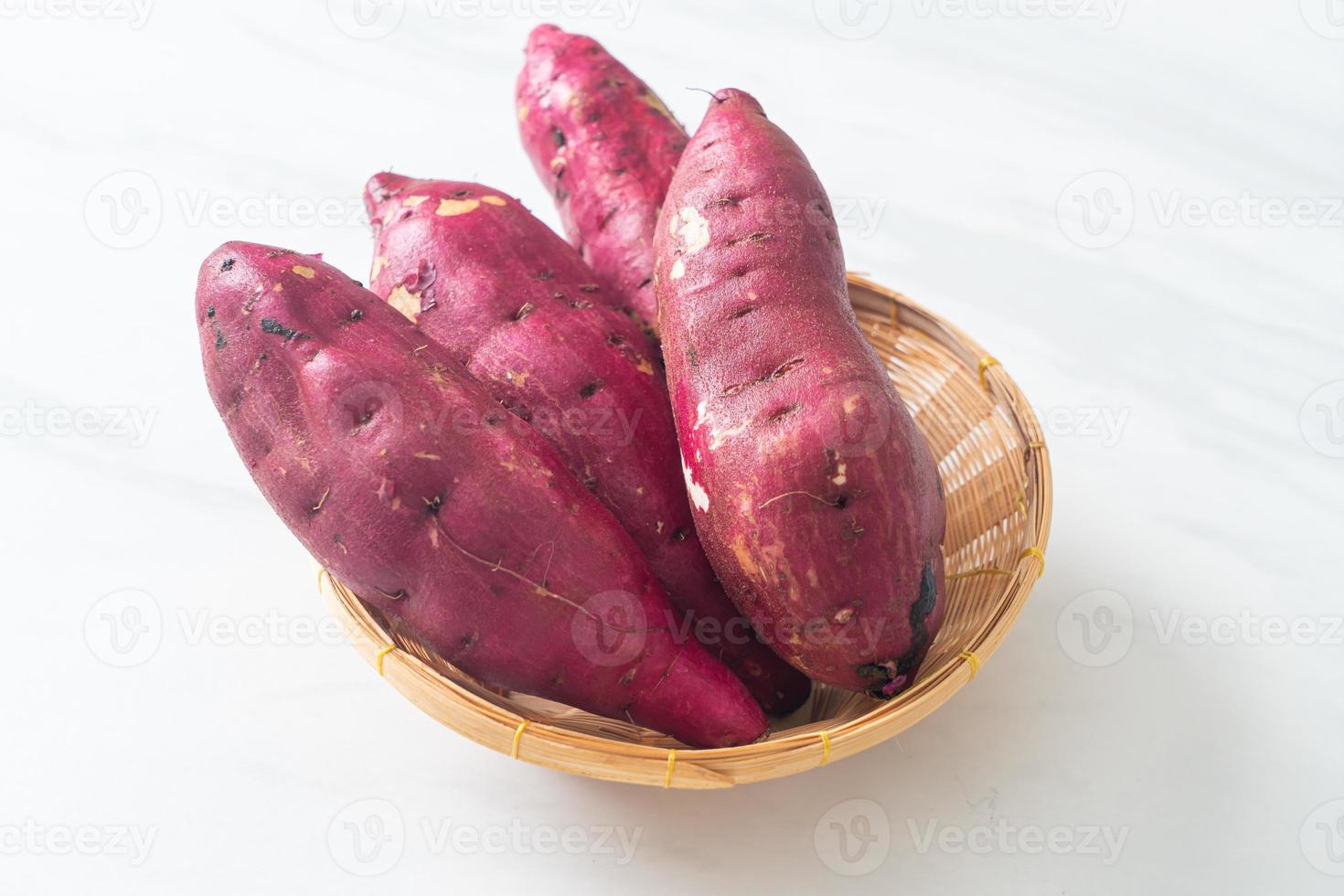 japanische Süßkartoffeln auf Korb foto