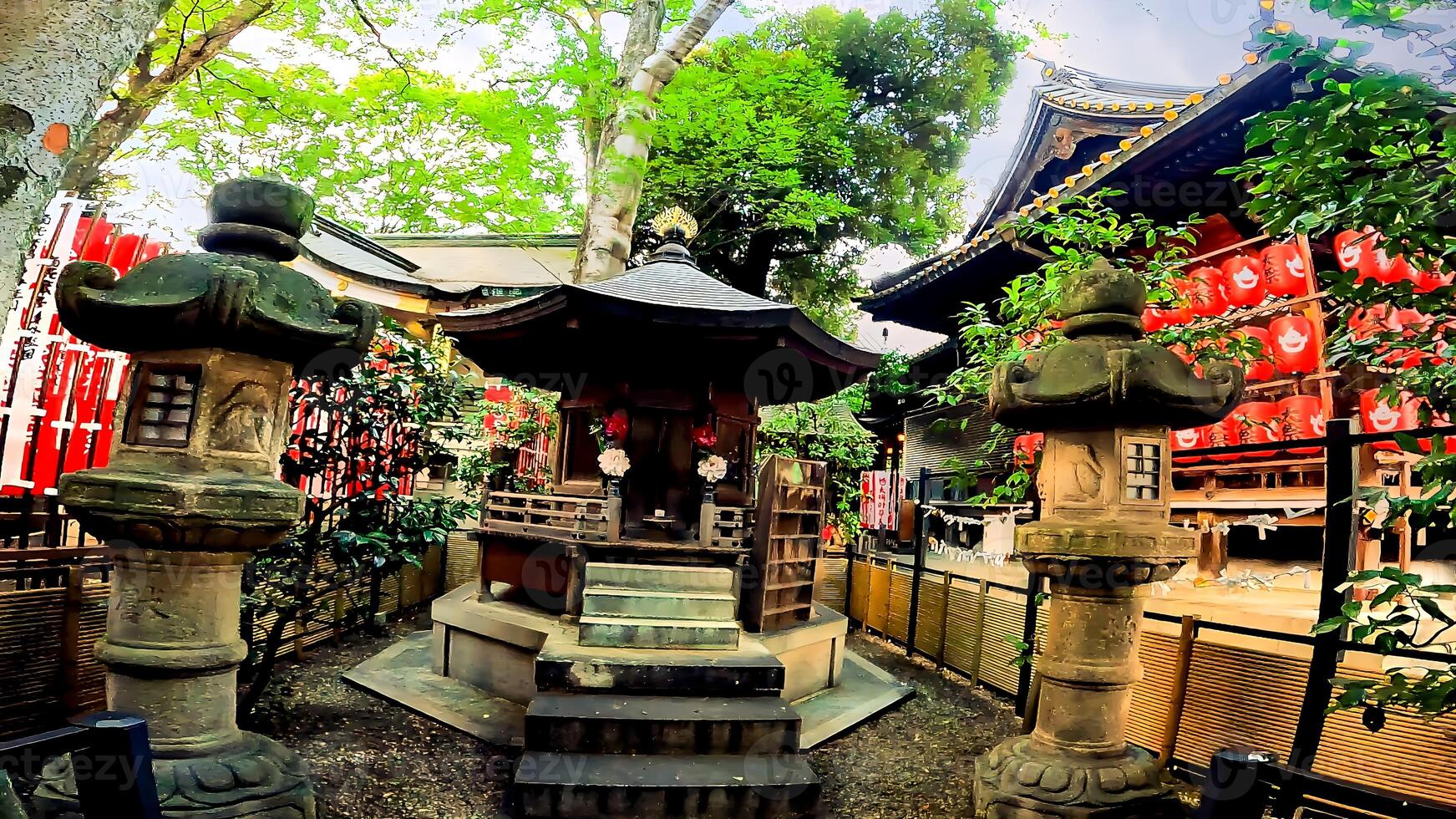 Toyokawa Inari Tokyo Ast Tempel, gelegen im motoakasaka, Minato-ku, Tokio, Japan es stammt von das Zeit wann ok echizen Nein Kami tada erbeten dakinit von Toyokawa Inari und verankert foto