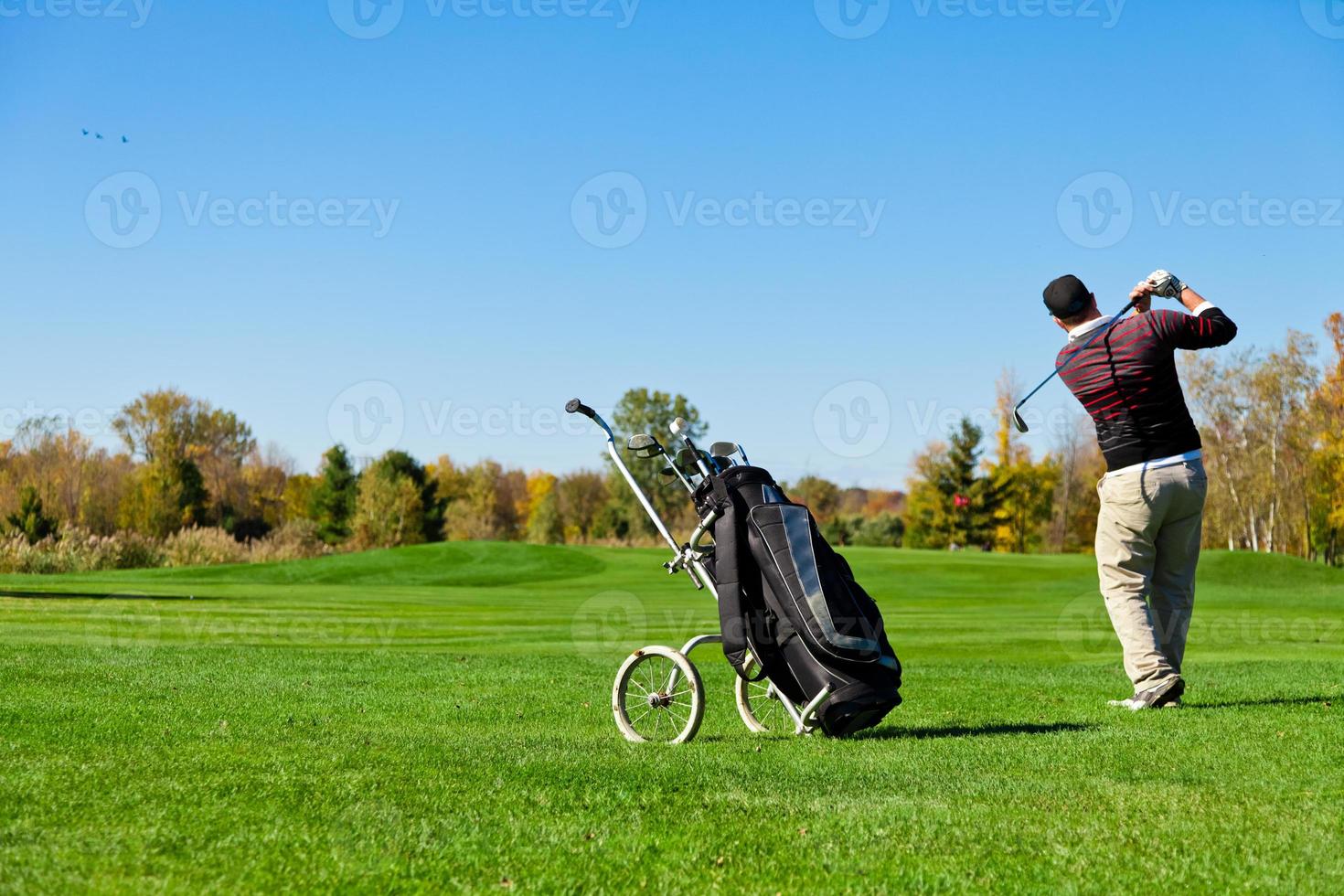 Mann spielt Golf foto