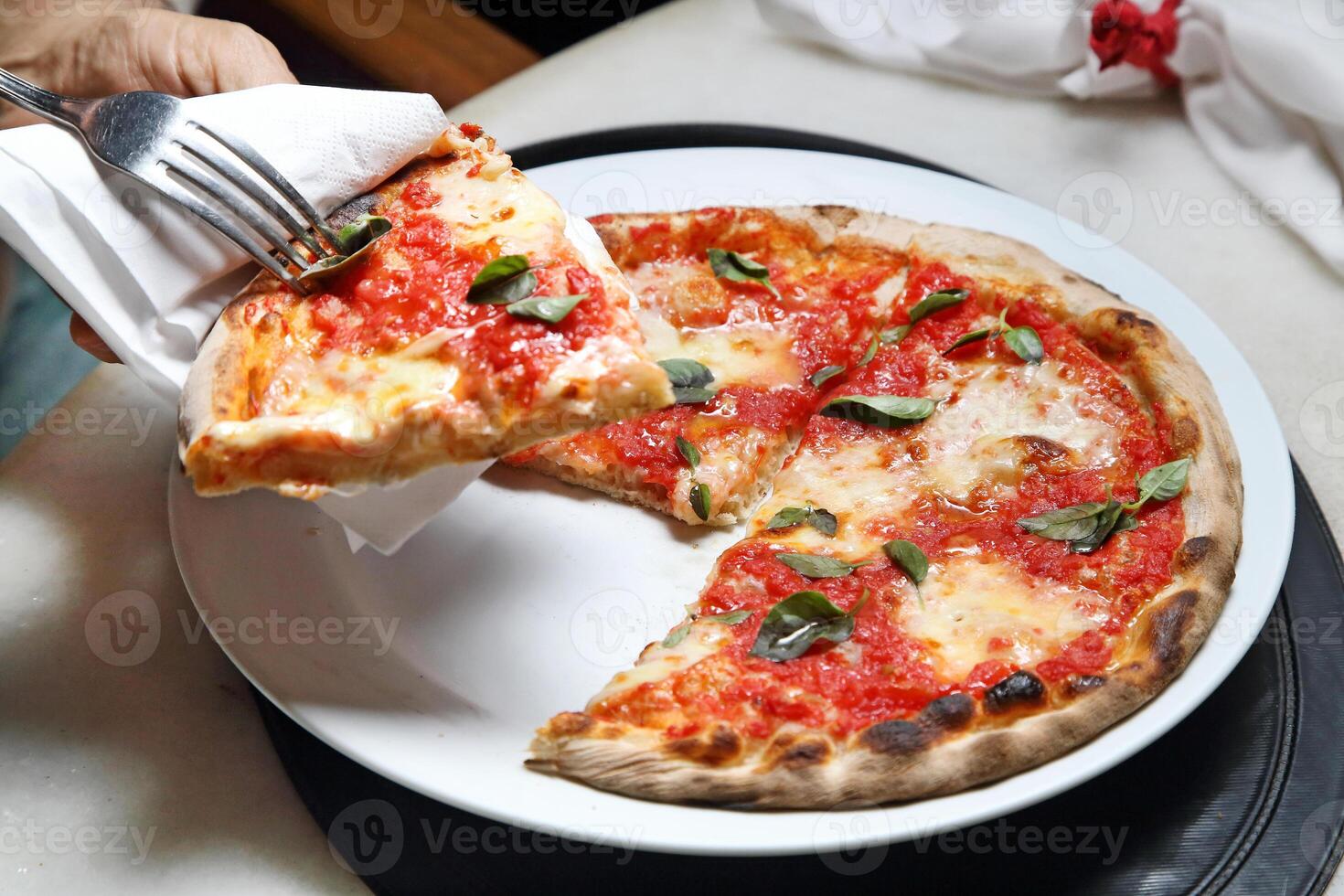 Schritt für Schritt leiten auf Wie zu Essen authentisch neapolitanisch Pizza mit Ihre Hände foto