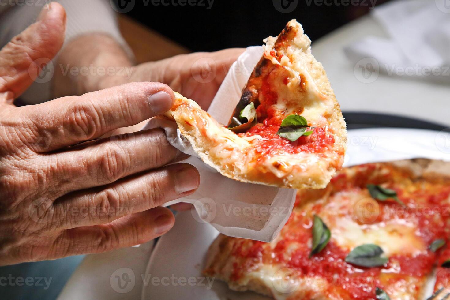 Schritt für Schritt leiten auf Wie zu Essen authentisch neapolitanisch Pizza mit Ihre Hände foto