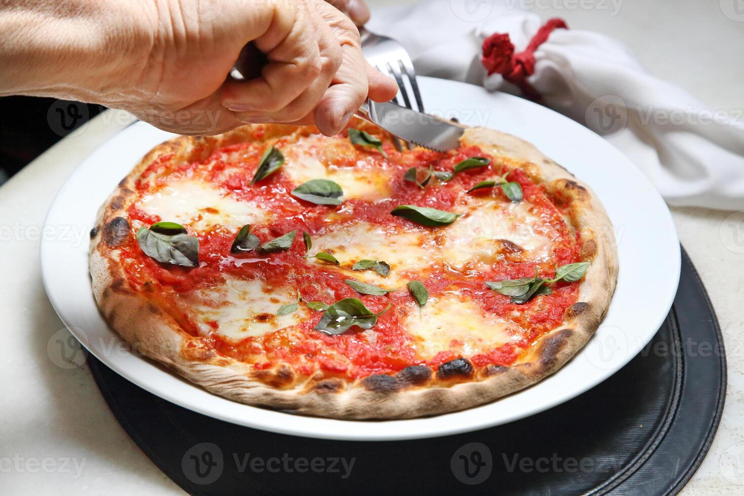 Schritt für Schritt leiten auf Wie zu Essen authentisch neapolitanisch Pizza mit Ihre Hände foto