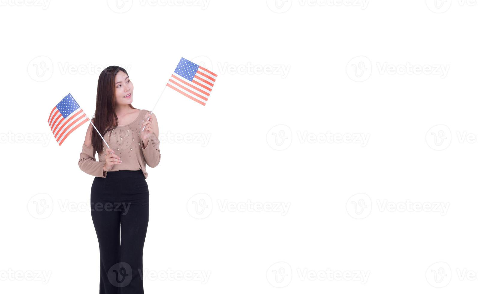 ein jung Frau halten das China Flagge mit ein Weiß Hintergrund während Stehen im das Studio. Raum zum Text. isolieren. Konzept von Menschen und das Flagge Land foto
