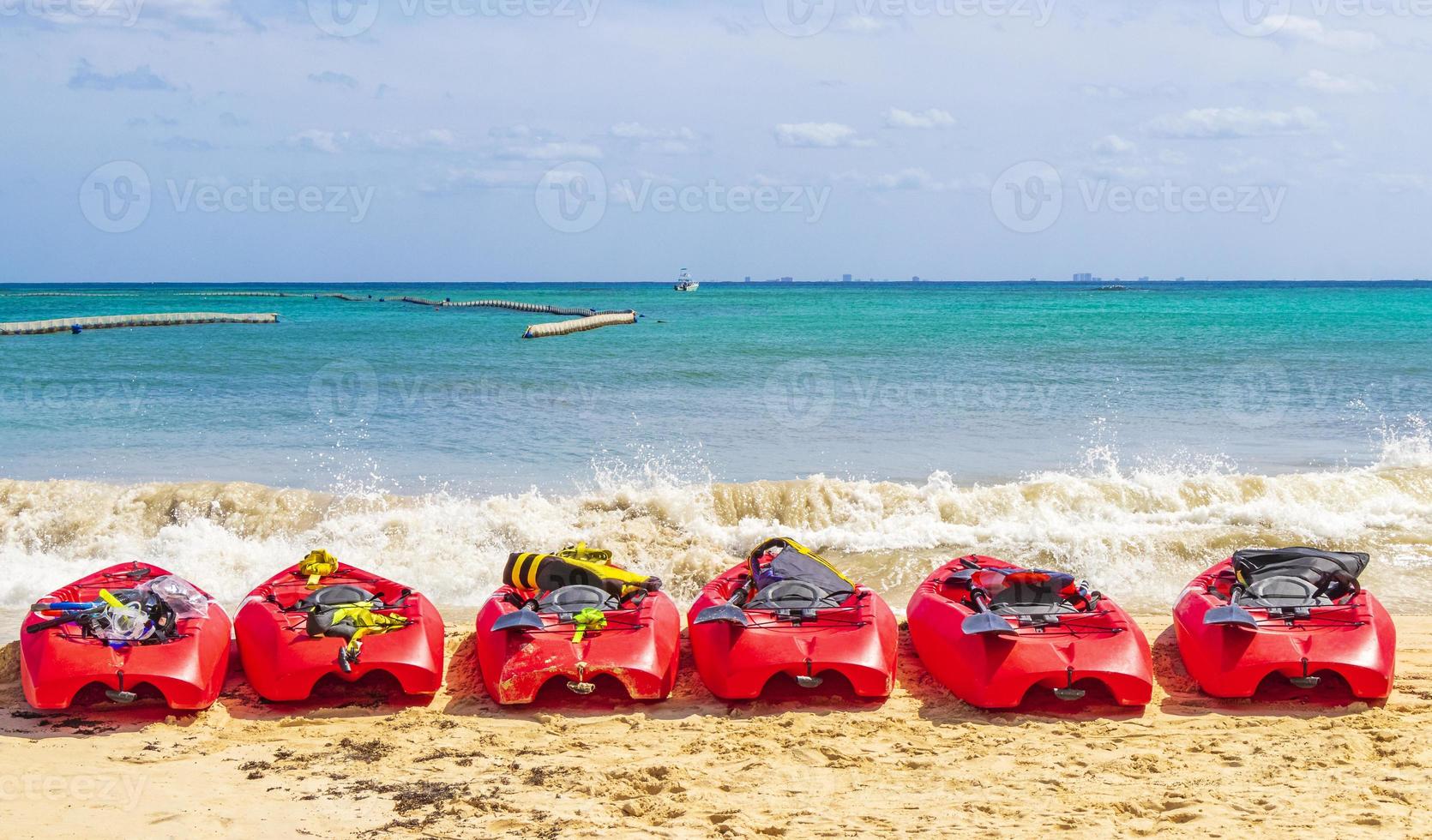 rote Kanus am tropischen Strandpanorama Playa del Carmen Mexiko. foto