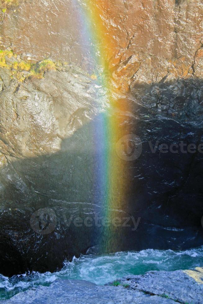 schöner wasserfall rjukandefossen mit buntem regenbogen in hemsedal, buskerud, norwegen. foto