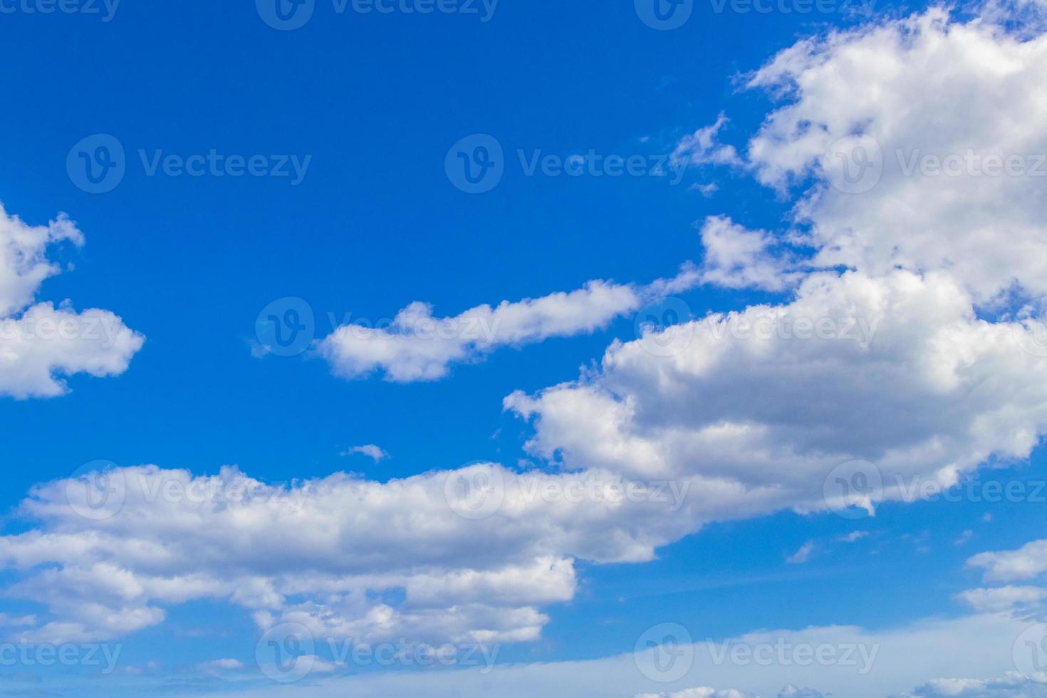 blauer himmel mit schönen wolken an einem sonnigen tag in mexiko. foto