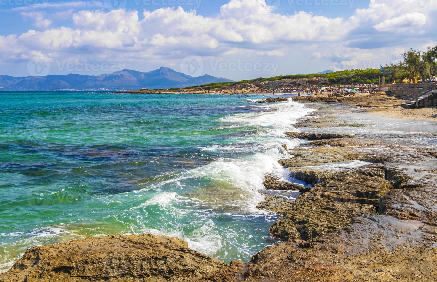 schönes küsten- und strandlandschaftspanorama kann picafort mallorca spanien. foto