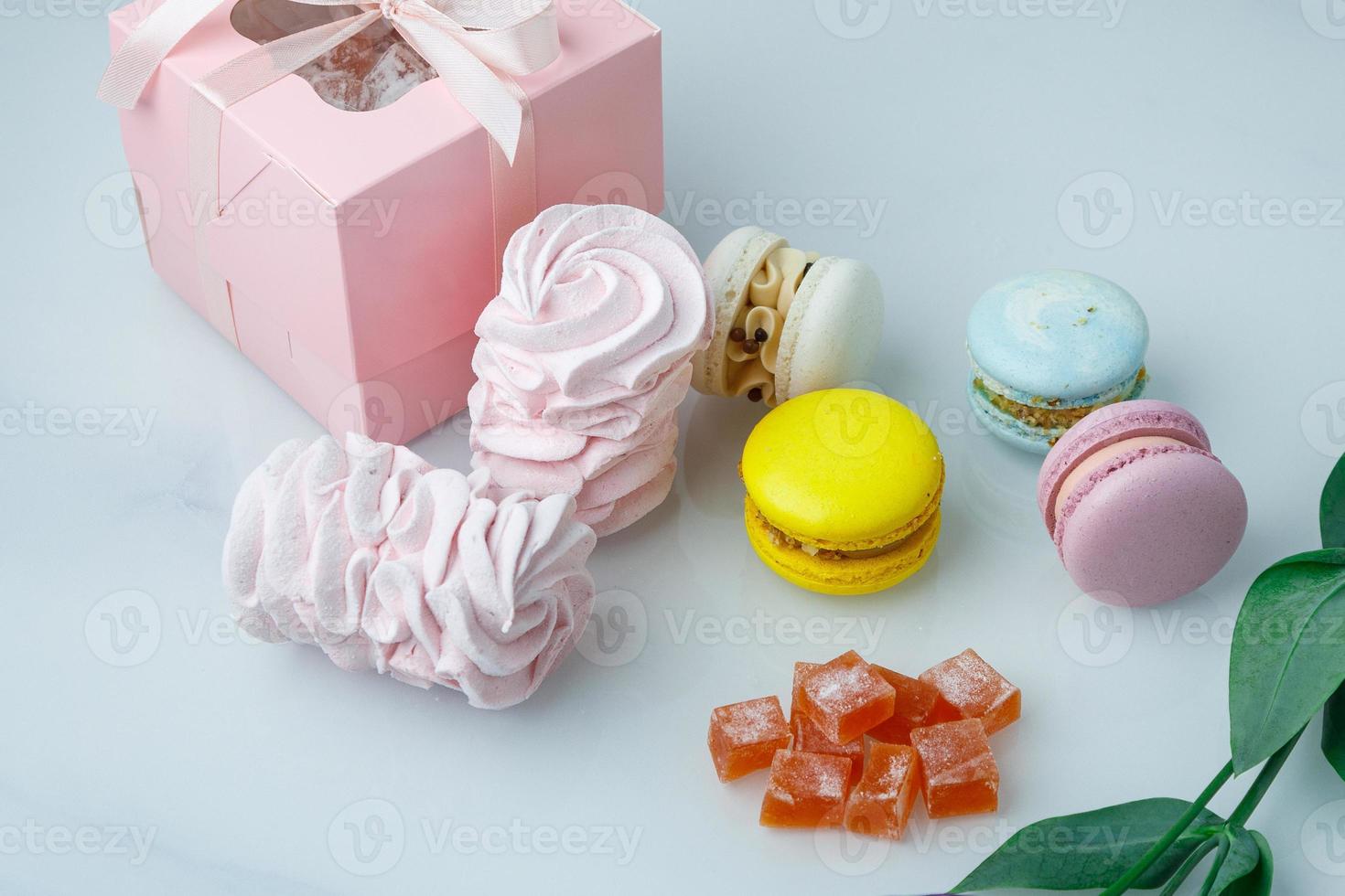 hausgemachte Süßigkeiten aus Naturprodukten Makronen-Marshmallow und Marmelade liegen auf dem Tisch foto