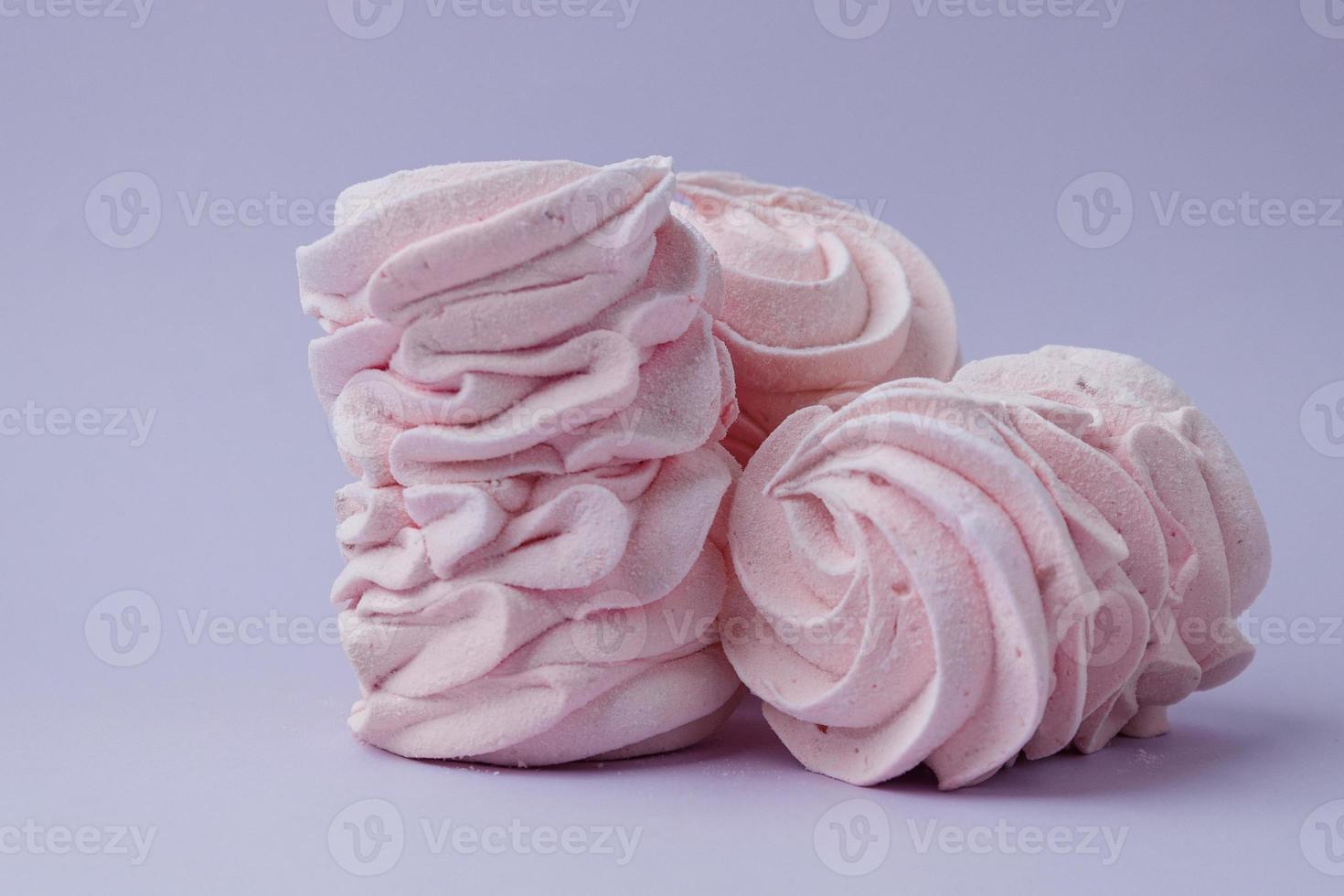 rosa hausgemachte Marshmallows auf lila Hintergrund foto
