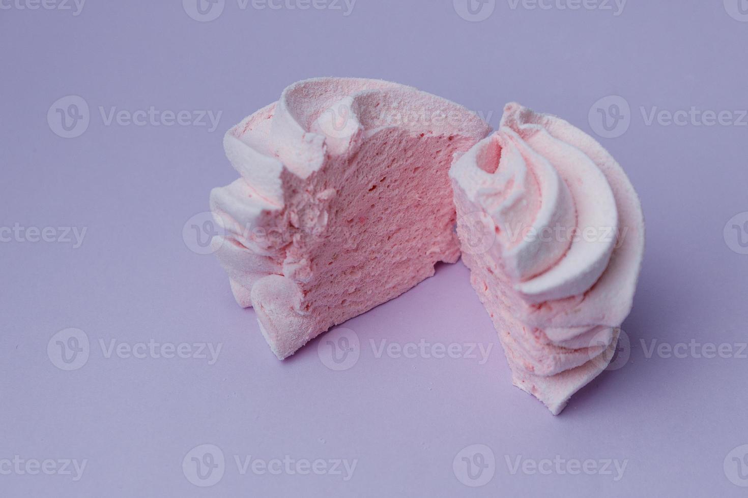rosa hausgemachte Marshmallows auf lila Hintergrund foto