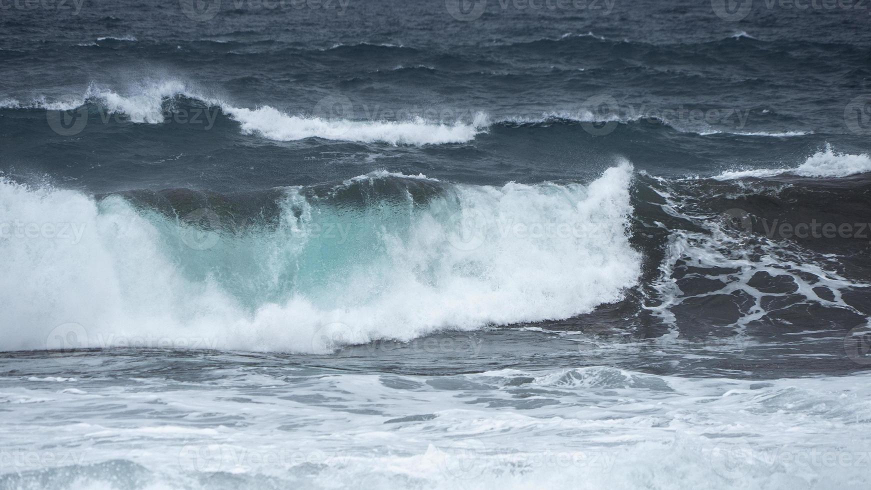 Atlantikwellen auf den Kanaren foto