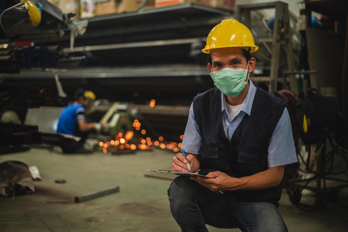 Sicherheitsbeauftragte prüfen die Arbeitssicherheit von Industriearbeitern. foto