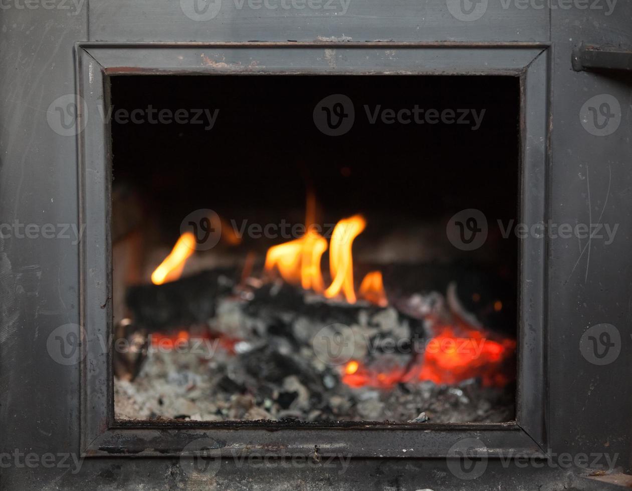 Holzofen und Feuer foto