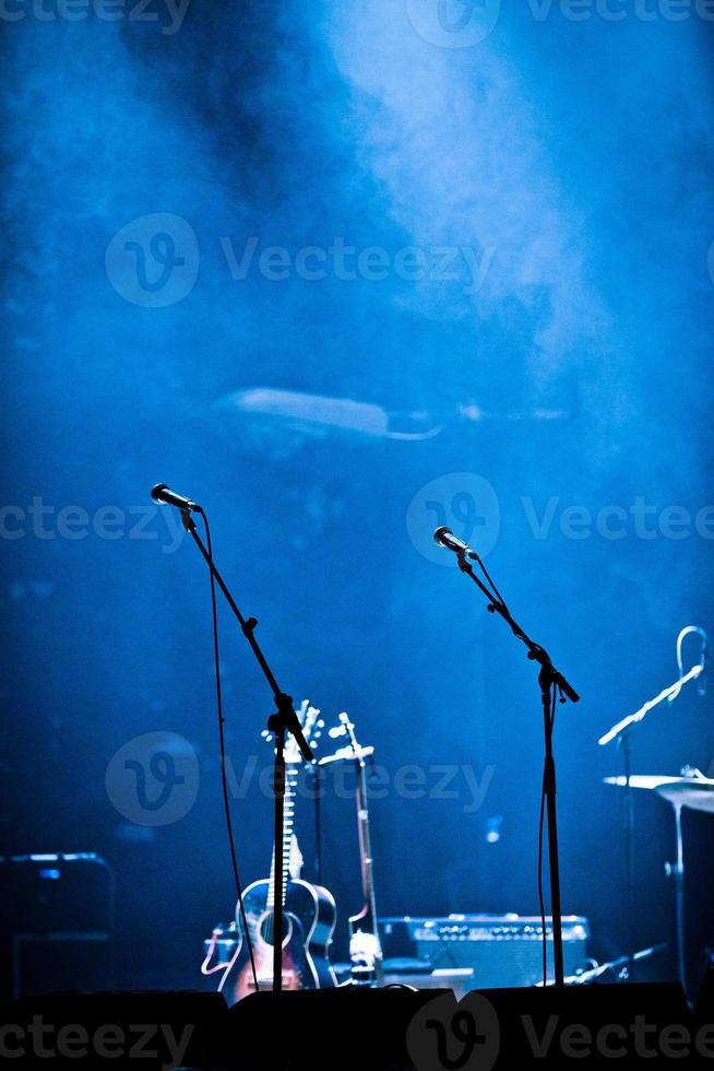 leere Bühne und Nebel mit Mikrofonen und Gitarre foto