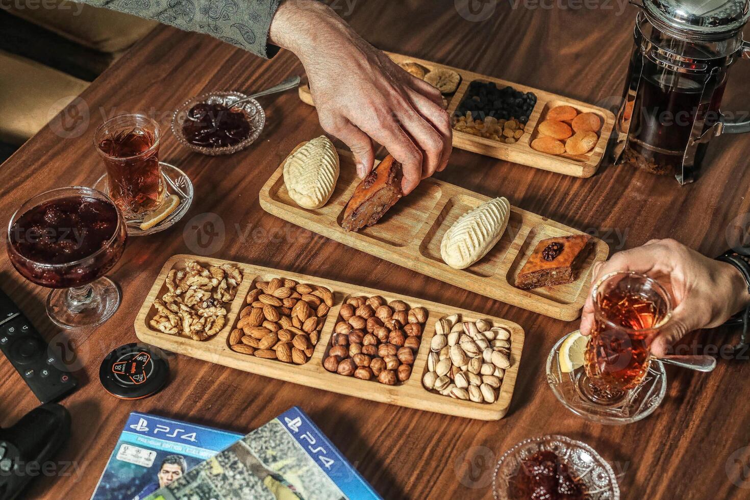 Tabelle mit Platten von Essen und erfrischend Getränke foto