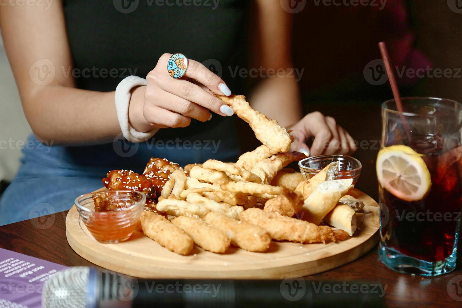 Frau Essen Teller von Essen beim Restaurant foto