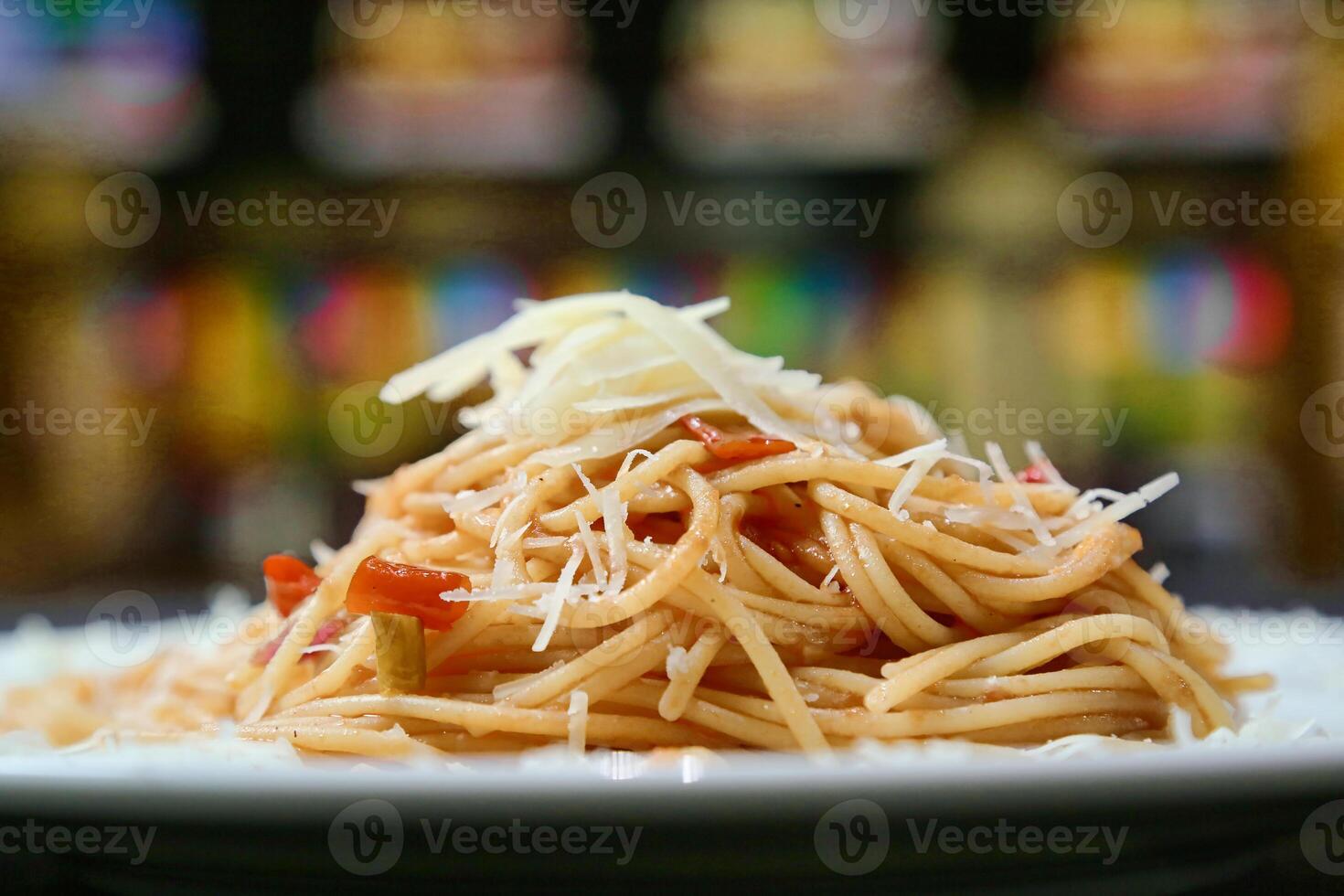 Nahansicht von Spaghetti Teller mit Tomate Soße, Fleischklößchen, und Parmesan Käse foto