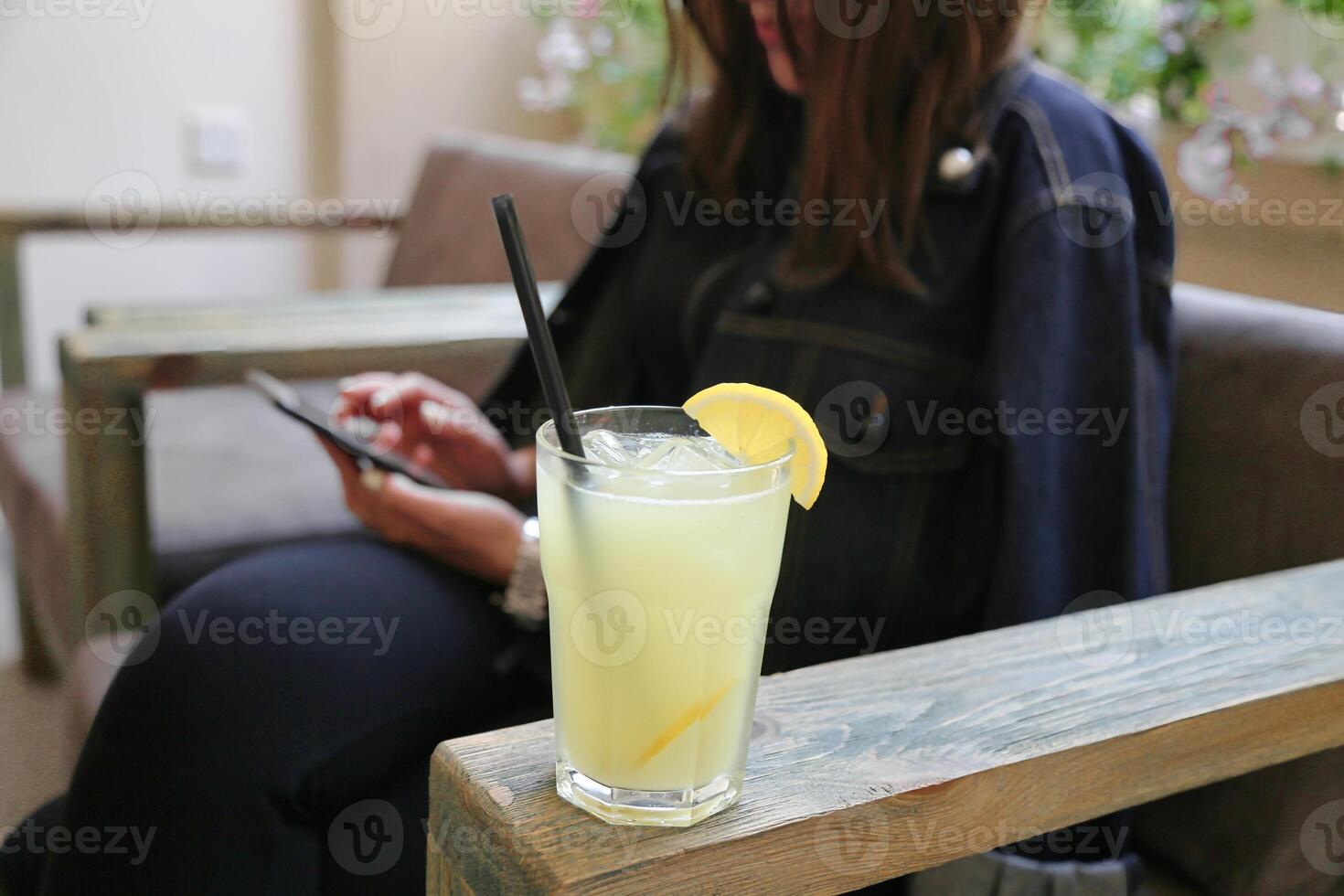 Frau Sitzung im Stuhl halten Zelle Telefon foto